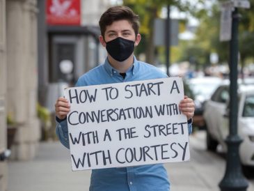 comment débuter une discussion avec une personne dans la rue avec courtoisie